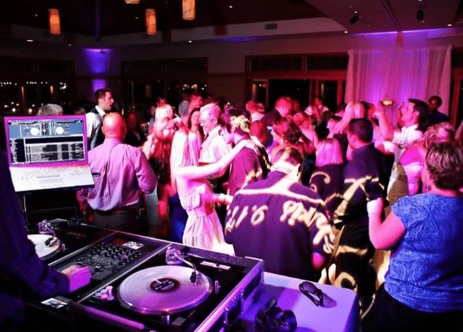 Những Mẹo Hữu Ích Cho Một Set DJ Hoàn Hảo Tại Đám Cưới