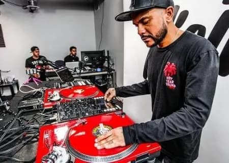 DJ Craze talking about technology and scratching