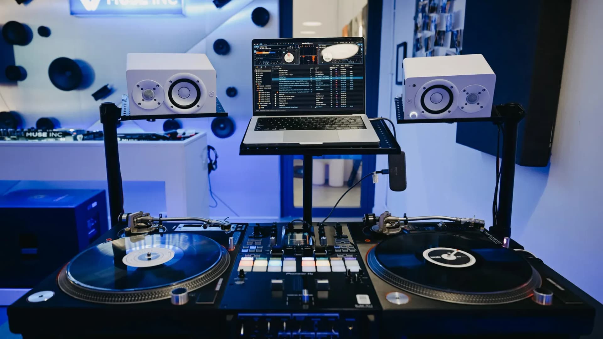 DJ Practice Room – Technics MK5G + Traktor Z2