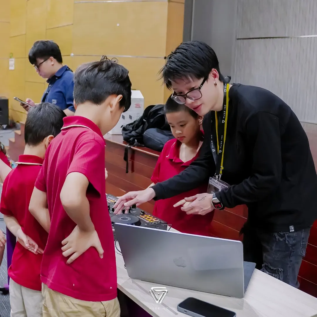 VAS students mixing music on DJ equipment during the workshop