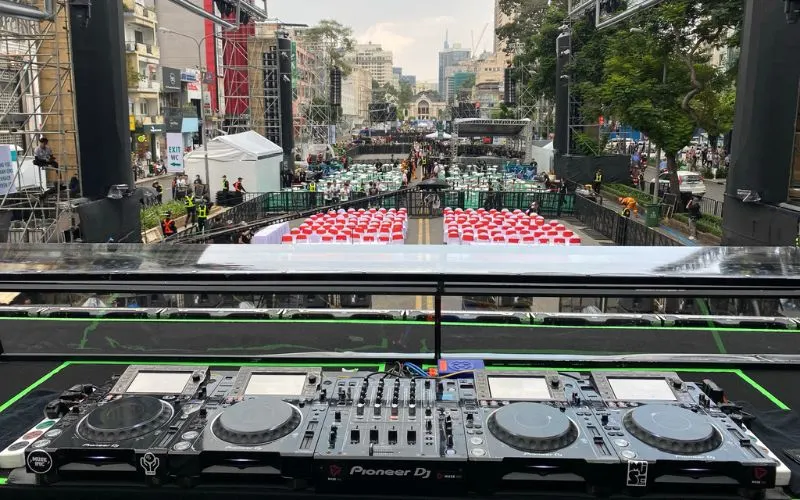 Muse Inc at the Heineken 2022 show with The Chainsmokers