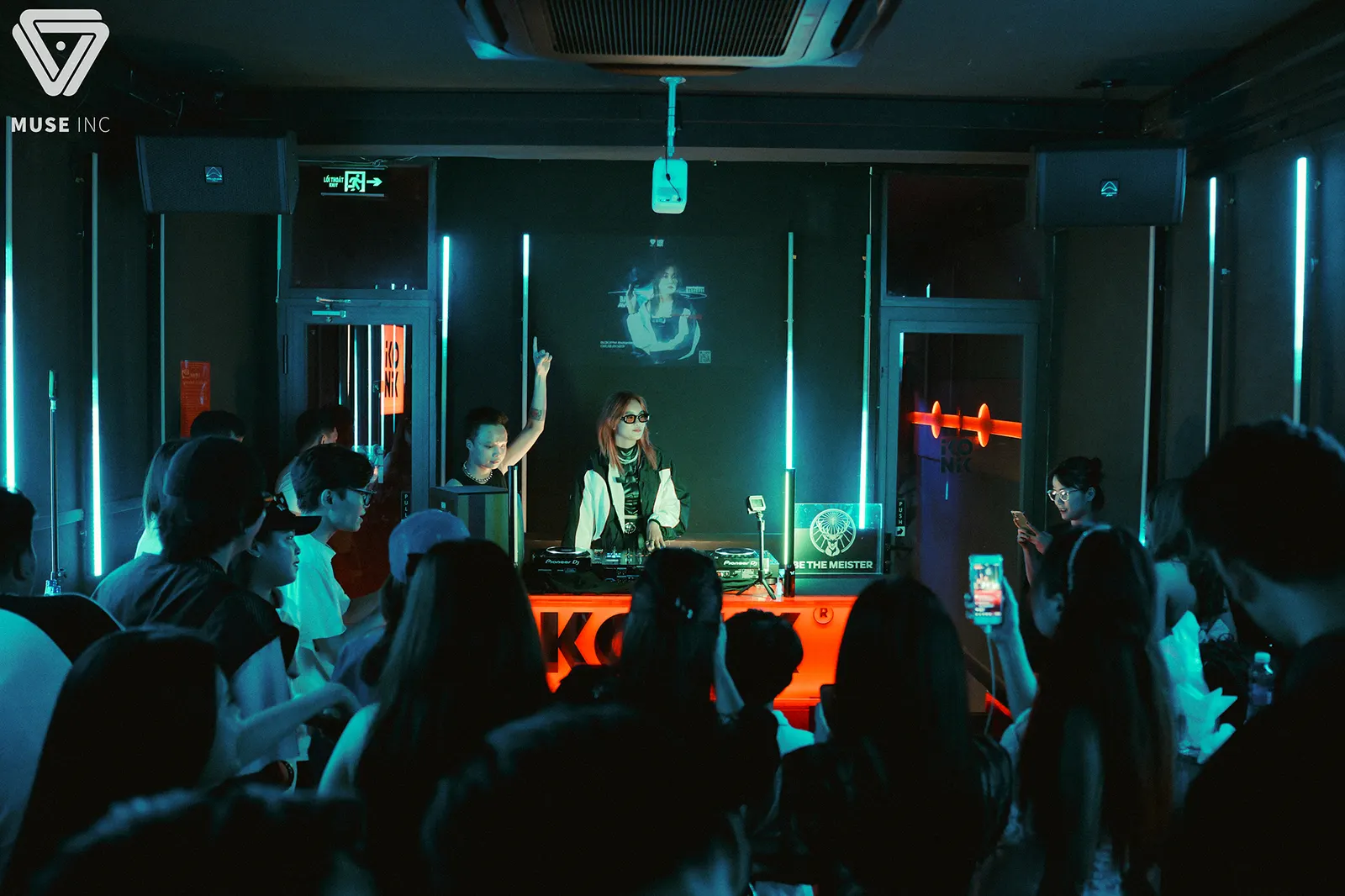 Should DJs never play one track for more than 5 minutes?