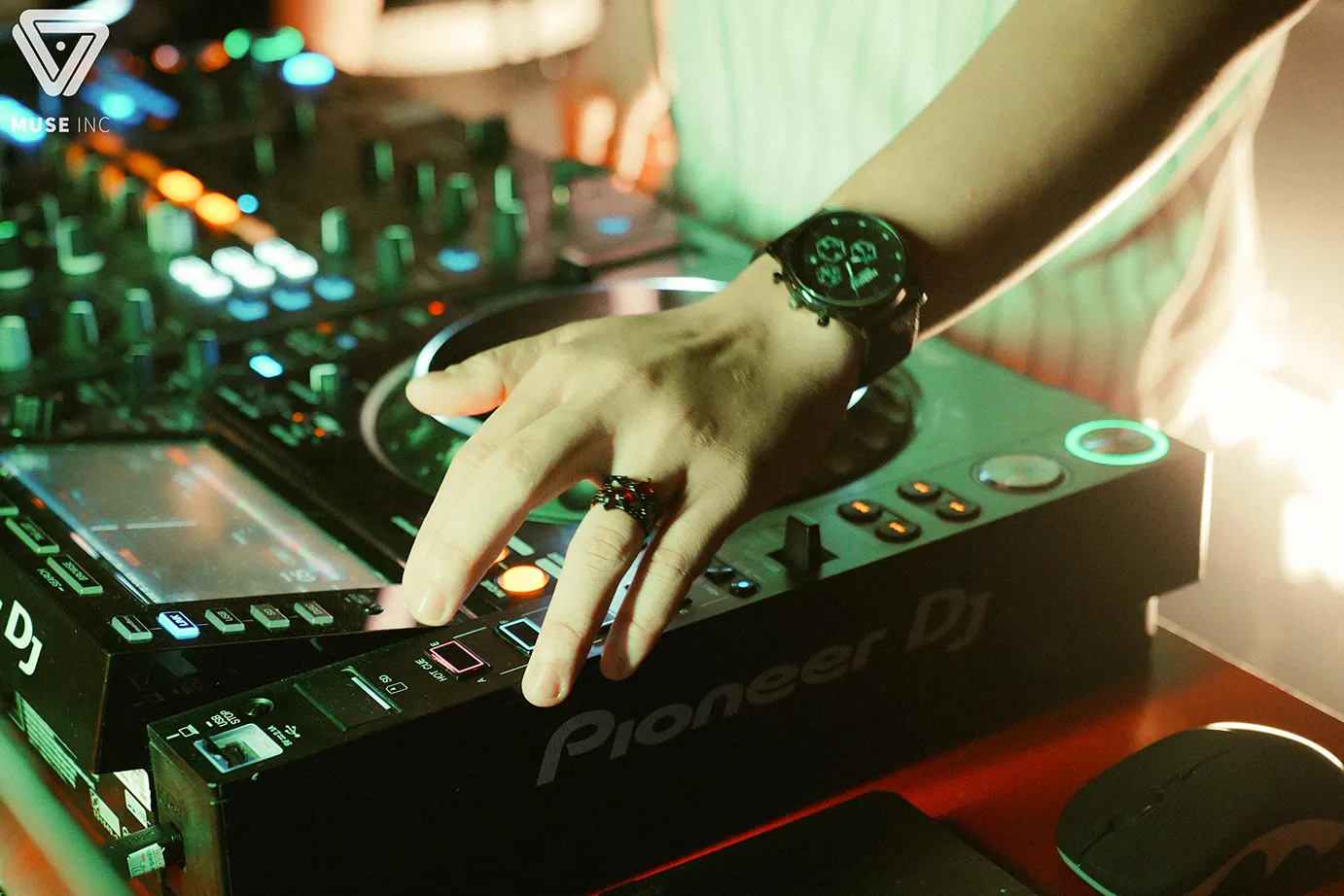 Should DJs never play one track for more than 5 minutes?