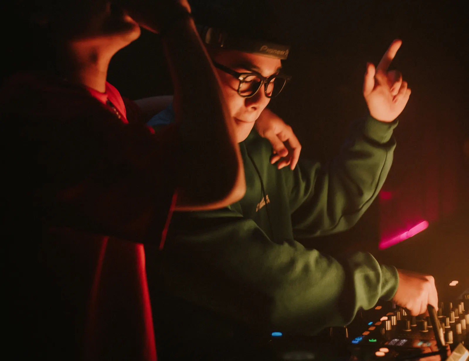 DJ K.D biểu diễn