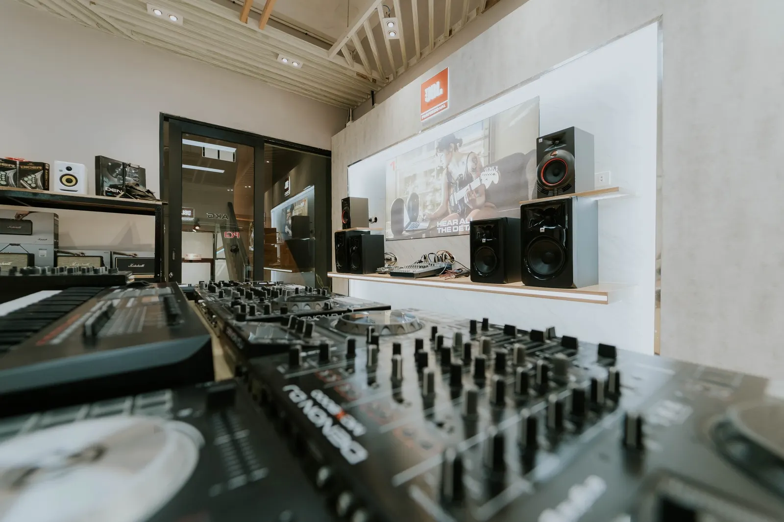 TỰ HỌC DJ CÓ KHÓ KHÔNG? NÊN BẮT ĐẦU TỪ ĐÂU?