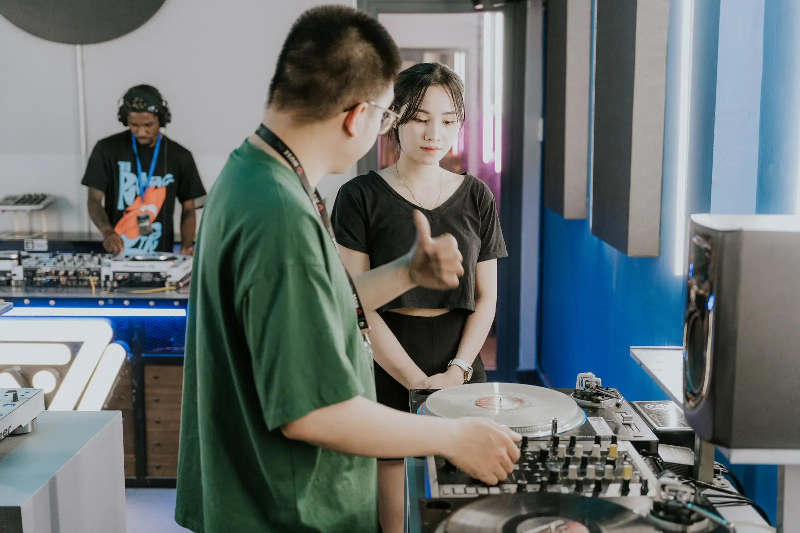 What are the responsibilities of a warm-up DJ?