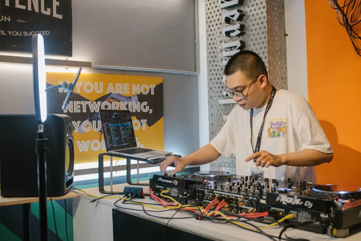 TỰ HỌC DJ CÓ KHÓ KHÔNG? NÊN BẮT ĐẦU TỪ ĐÂU?