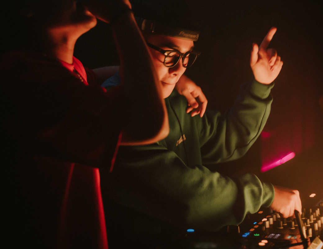 DJ K.D biểu diễn