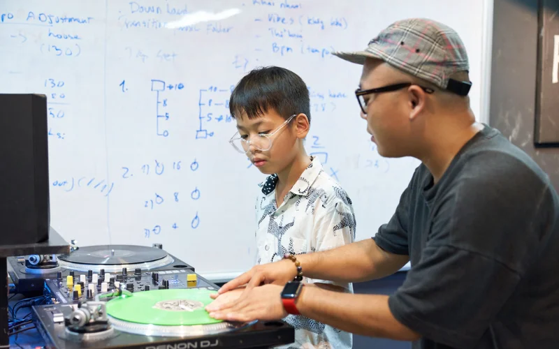 KHÓA HỌC DJ TRẺ EM - KHAI PHÁ TIỀM NĂNG ÂM NHẠC TRONG CON