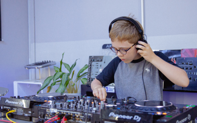 CÁC HOẠT ĐỘNG BỔ ÍCH MÀ CON CÓ THỂ THAM GIA TRONG MÙA HÈ